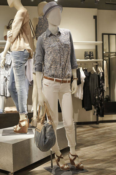 <strong>DIESEL｜ディーゼル</strong>　コンセプトストア「ディーゼル シブヤ」　ホワイトデニムと合わせると初夏らしいスタイリングに