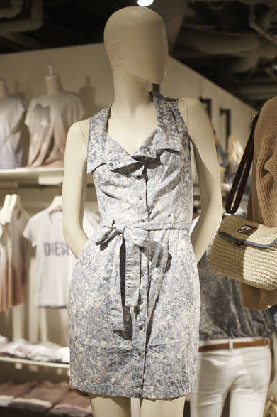 <strong>DIESEL｜ディーゼル</strong>　コンセプトストア「ディーゼル シブヤ」　竹内さん着用のシャツとおなじ花柄のワンピース