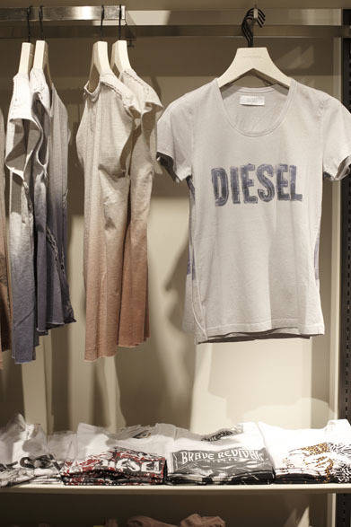 <strong>DIESEL｜ディーゼル</strong>　コンセプトストア「ディーゼル シブヤ」　ディップダイでひねりの効いたTシャツ