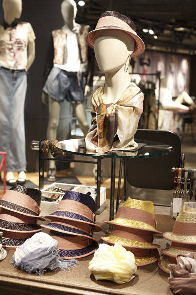 <strong>DIESEL｜ディーゼル</strong>　コンセプトストア「ディーゼル シブヤ」　ストローハットは同系色のスカーフとセットで