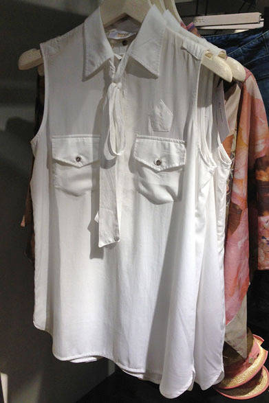 <strong>DIESEL｜ディーゼル</strong>　コンセプトストア「ディーゼル シブヤ」　リボンタイがキュートなノースリーブシャツを合わせるとキレイな着こなしに