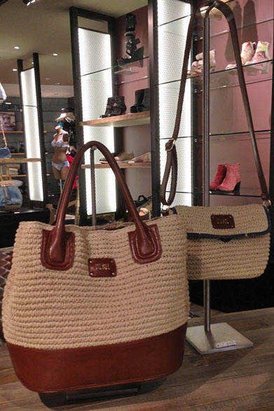 <strong>DIESEL｜ディーゼル</strong>　コンセプトストア「ディーゼル シブヤ」　夏らしいストローバッグのシリーズは大人気の小物。日本のリクエストからつくられたもの