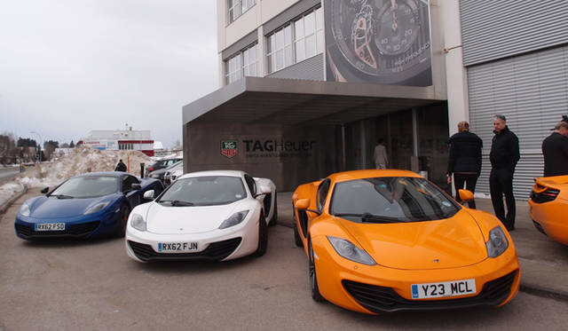 タグ・ホイヤー（当時ホイヤー）のリストウォッチ「モナコ」を腕に巻き、映画「栄光のル・マン」の主演を務めたスティーブ・マックイーン