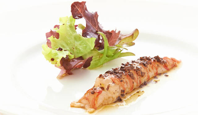 <strong>BEIGE ALAIN DUCASSE TOKYO│ベージュ アラン・デュカス 東京</strong>　カカオ豆を荒く砕いたカカオニブがスパイスの役割を果たす、アミューズの一皿「車エビのマリネ、カカオのヴィネグレット」