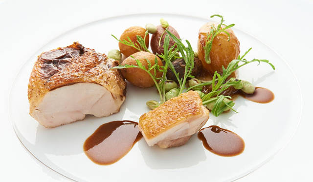 <strong>BEIGE ALAIN DUCASSE TOKYO│ベージュ アラン・デュカス 東京</strong>　チョコレートの上品な甘さが、香ばしく焼き上げたブレス産鶏の旨みを引き立てる「チョコレートバターとともに焼いたブレス産鶏、 新ジャガイモと新タマネギ」