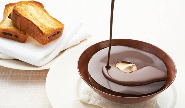 <strong>BEIGE ALAIN DUCASSE TOKYO│ベージュ アラン・デュカス 東京</strong>　チョコクリームをサンドしたブリオッシュとともに最後のデザート。薄いパリッとしたチョコの下には、スポンジやムース状のショコラ、シャリシャリとした冷たいグラニテがのぞく。チョコづくしのデザートなのに、むしろすっきりとした清涼感が残る、驚きの逸品「タス ドゥ キャフェ」