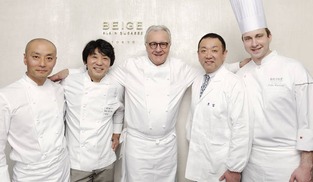 <strong>BEIGE ALAIN DUCASSE TOKYO│ベージュ アラン・デュカス 東京</strong>　左から、小島 景（「ベージュ アラン・デュカス 東京」総料理長）、青木定治（「パティスリー・サダハル・アオキ・パリ」シェフ・パティシエ）、アラン・デュカス、山口祥二（「御菓子司 末富」主人）、ジュリアン・キンツラー（「ベージュ アラン・デュカス 東京」シェフ・パティシエ）
