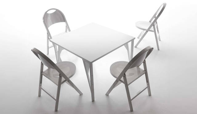 <strong>LIVING MOTIF｜リビング・モティーフ</strong>　折りたたみチェア「TRIC」