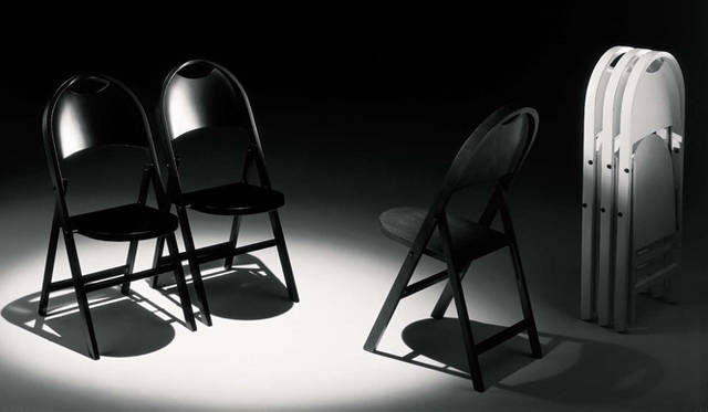 <strong>LIVING MOTIF｜リビング・モティーフ</strong>　折りたたみチェア「TRIC」