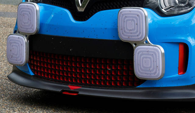 renault_twinrun_concept_05 赤がアクセントのフロントグリル。スポイラーはCFRP製だ。追加のLEDヘッドライトは、厚さわずか25mm。カスタマイズ可能で、車内からコントロールできる。