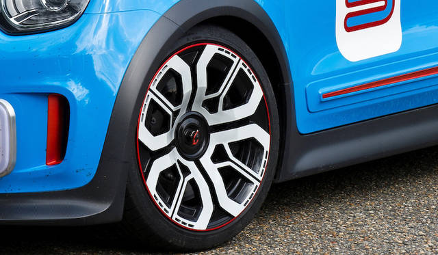 renault_twinrun_concept_06 ホイールのフチにも赤のアクセント。ホイールアーチやサイドスカートまで、CFRP製で軽量化をはかっている。