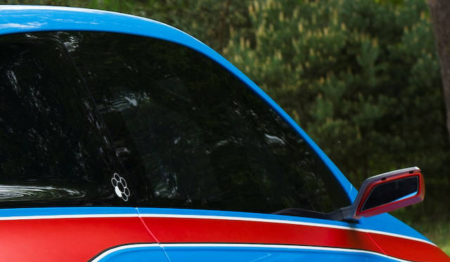 renault_twinrun_concept_10 Bピラーの部分に、ライフサイクル コンセプトを表現する花弁が描かれ、このクルマがあらわす「Play」の部分が塗りつぶされている