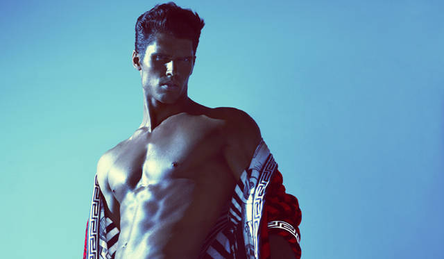 <strong>VERSACE｜ヴェルサーチ</strong>　アメリカ人モデルのブライアン・シマンスキー