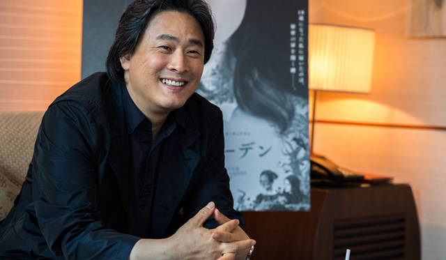 <strong>MOVIE｜『イノセント・ガーデン』</strong>　「人の内面には、誰にも誘惑されやすい“傾向”があるとおもうのですが、それがあるからといって、誰もが変わるわけではありません。変わったとしても、どう変わっていくのか、人によってちがうんです」（パク監督）　©2012 Twentieth Century Fox. All Rights Reserved