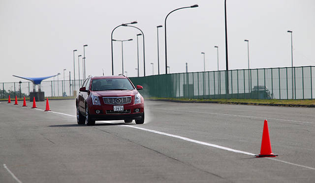 「レーン ディパーチャー ウォーニング（車線逸脱警告機能）」のテスト走行風景