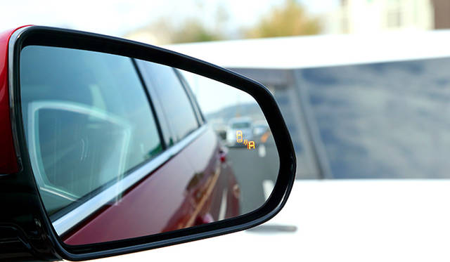 「サイド ブラインドゾーン アラート」が作動し、サイドミラーの鏡面に警報灯が点灯する