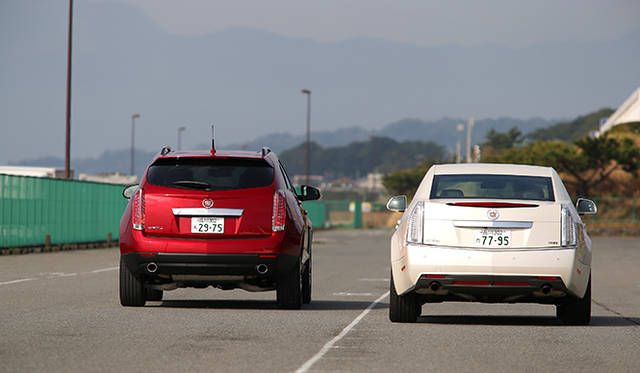 車両左右の死角領域に車両等の物体が侵入したことを検知すると、「サイド ブラインドゾーン アラート」が作動。サイドミラーの鏡面（写真左）にオレンジ色の警報灯が点灯し注意を喚起する