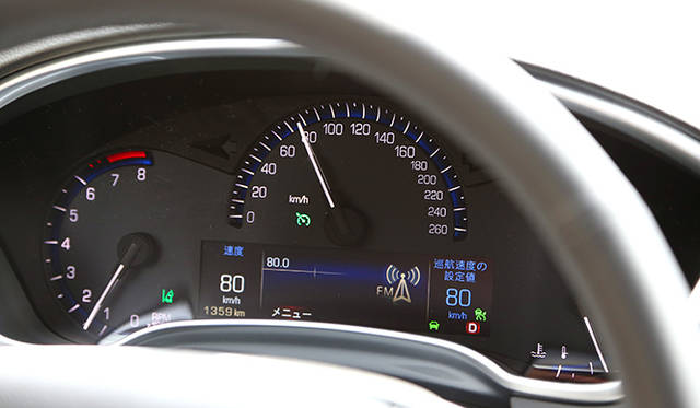 自動的にブレーキ、加速制御をおこなってくれる「アダプティブ クルーズコントロール（全車速追従機能）」。渋滞時においても前車を追従してくれるので、ドライバーへの負荷を大幅に軽減してくれる