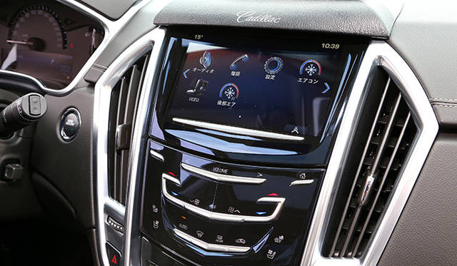 情報やエンターテインメントシステム（インフォテイメントシステム）を操作するCUE（キュー＝キャデラック ユーザー エクスペリエンス）と呼ばれる先進的な統合インターフェイスが標準装備される