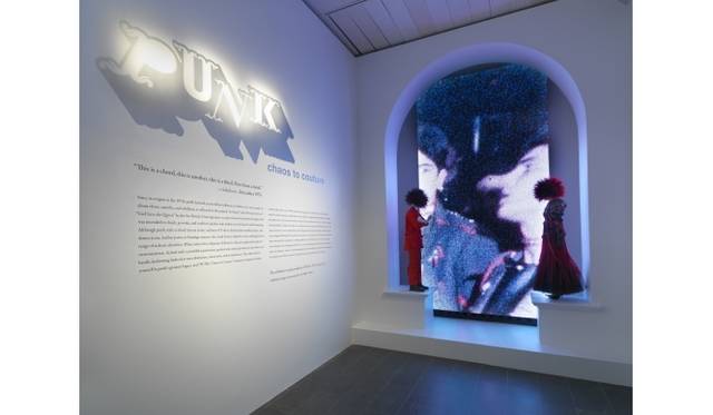 <strong>ART FILE 19｜「Punk: Chaos to Couture」</strong>　Tile Wall Gallery Image © The Metropolitan of Museum of Art
