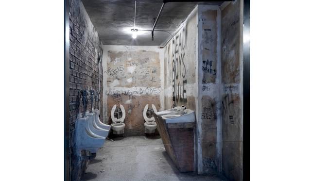 <strong>ART FILE 19｜「Punk: Chaos to Couture」</strong>　Facsimile of CBGB bathroom, New York 1975 Image © The Metropolitan of Museum of Art