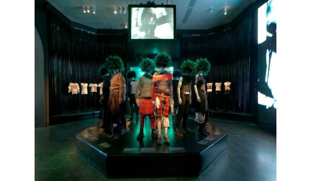 <strong>ART FILE 19｜「Punk: Chaos to Couture」</strong>　Clothes for Heroes Image © The Metropolitan of Museum of Art