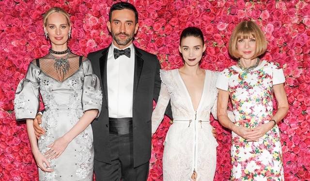 <strong>ART FILE 19｜「Punk: Chaos to Couture」</strong>　左より：ローレン・サント・ドミンゴ、,リカルド ティッシ、ルーニー・マーラ.、アナ・ウィンター　Courtesy of The Metropolitan Museum of Art/BFAnyc.com