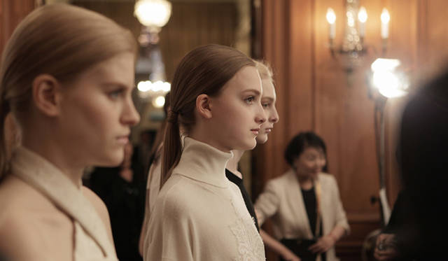 <strong>STELLA McCARTNEY｜ステラ マッカートニー</strong> 英国大使館で秋冬コレクションのプレゼンテーションを実施