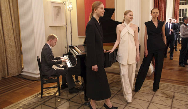 <strong>STELLA McCARTNEY｜ステラ マッカートニー</strong> 英国大使館で秋冬コレクションのプレゼンテーションを実施