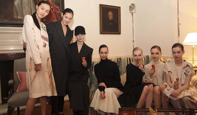 <strong>STELLA McCARTNEY｜ステラ マッカートニー</strong> 英国大使館で秋冬コレクションのプレゼンテーションを実施