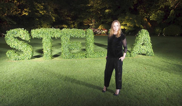 <strong>STELLA McCARTNEY｜ステラ マッカートニー</strong> 英国大使館で秋冬コレクションのプレゼンテーションを実施