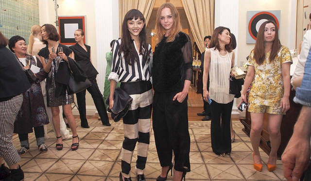 <strong>STELLA McCARTNEY｜ステラ マッカートニー</strong> 英国大使館で秋冬コレクションのプレゼンテーションを実施