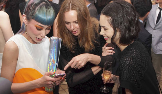 <strong>STELLA McCARTNEY｜ステラ マッカートニー</strong> 英国大使館で秋冬コレクションのプレゼンテーションを実施