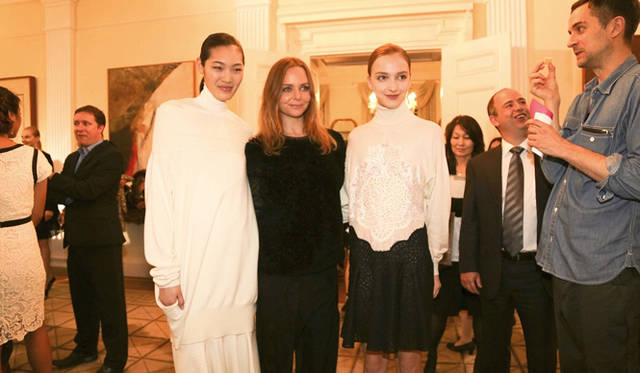 <strong>STELLA McCARTNEY｜ステラ マッカートニー</strong> 英国大使館で秋冬コレクションのプレゼンテーションを実施