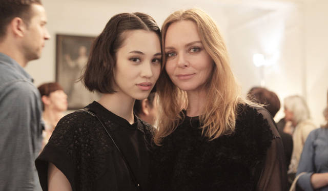 <strong>STELLA McCARTNEY｜ステラ マッカートニー</strong> 英国大使館で秋冬コレクションのプレゼンテーションを実施