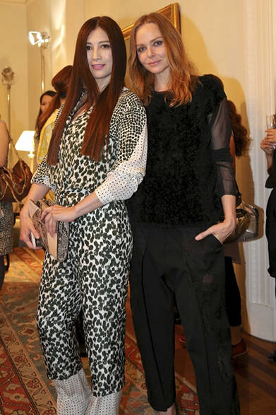 <strong>STELLA McCARTNEY｜ステラ マッカートニー</strong>　左から 松井冬子さん、ステラ・マッカートニーさん
