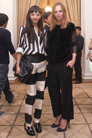 <strong>STELLA McCARTNEY｜ステラ マッカートニー</strong>　左から RILAさん、ステラ・マッカートニーさん