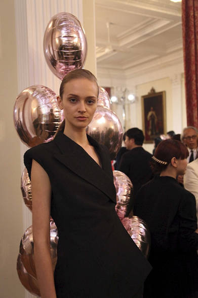 <strong>STELLA McCARTNEY｜ステラ マッカートニー</strong>　英国大使館で秋冬コレクションのプレゼンテーションを実施