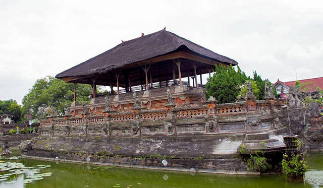 ホテル周辺には多くの寺院も点在する