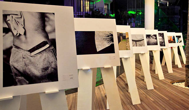 ホテルのロビーにあるカフェ「ラティチュード8」では、昼間はコーヒー、夜になるとワインとタパスを楽しめる