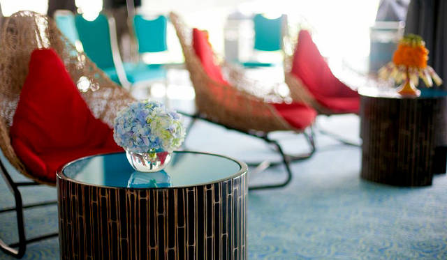 一階にある中庭に面した客室に宿泊すれば、ベランダから直接プールに入ることができる