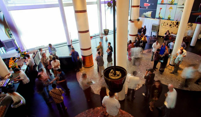 壁に飾られているのは、ドイツ人アーティスト、マーカス・ルーゲルズの作品。モダンなバティックモチーフが印象的