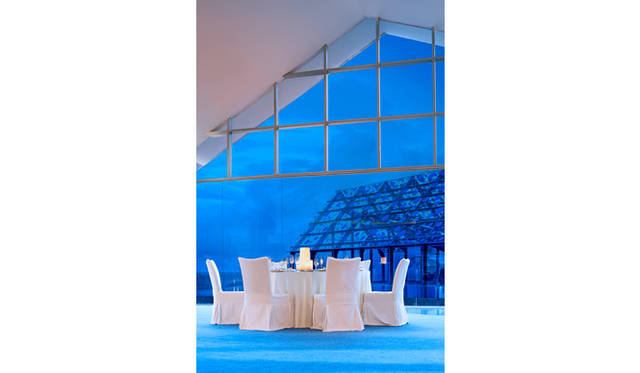 バリ島の伝統衣装に身を包んだ女性たち