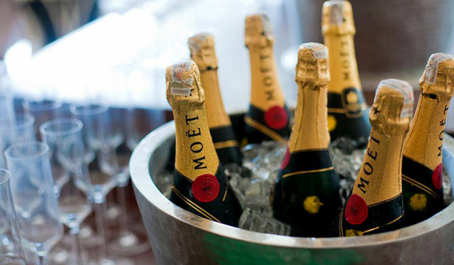 テープカットと乾杯で、ホテルが華やかにオープン