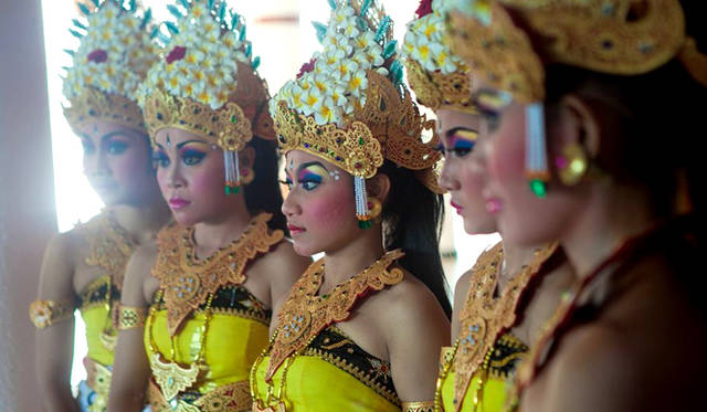 新しい時代を感じさせる地元デザイナーによるモダン・バティック・ファッション。Manda Rahardjo of Alleira Batikによるもの