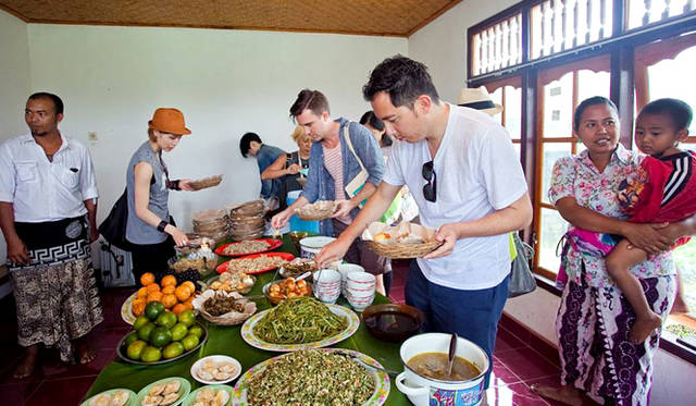 レストランではなかなか味わえないバリ島伝統の家庭料理のフルコースに舌鼓を打つツアー参加者