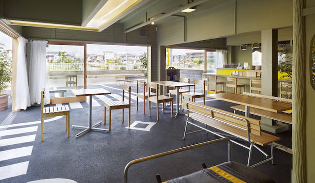 <strong>「cafe／day」</strong>　床がアスファルトでつくられている　撮影:Toshiyuki Yano