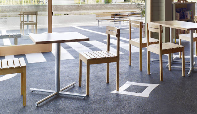 <strong>「cafe／day」</strong>　床がアスファルトでつくられている　撮影:Toshiyuki Yano
