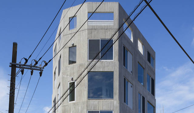 <strong>「沼袋の集合住宅」</strong>　コンクリートでありながら木目のある外壁　撮影:Toshiyuki Yano