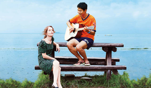 <strong>MOVIE｜『3人のアンヌ』</strong>　イザベル・ユペール（左）とユ・ジュンサン